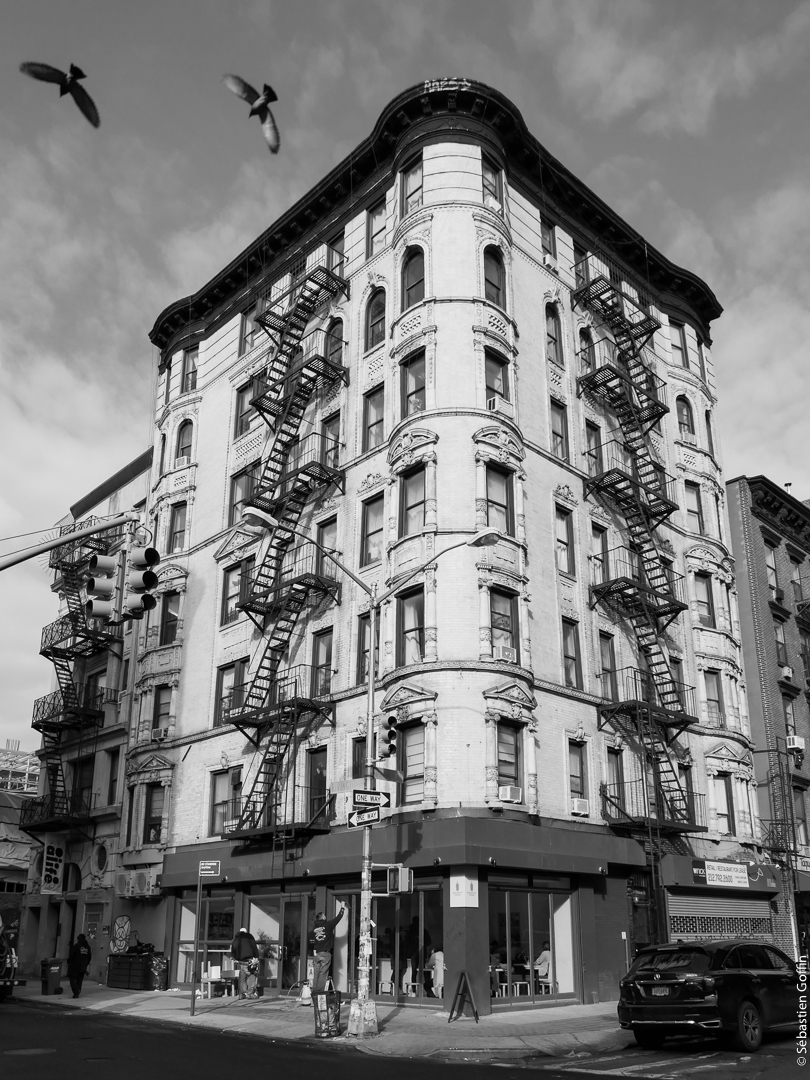 Building noir et blanc à New York USA